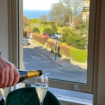 Beautiful Chic Apartment, Lift, Views & Parking Apartment