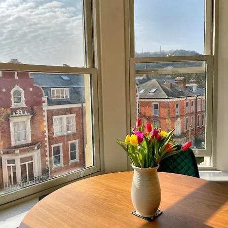 Beautiful Chic Apartment, Lift, Views & Parking Apartment *