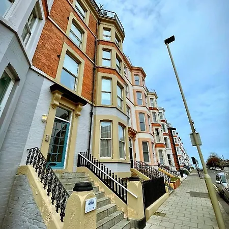 Beautiful Chic Apartment, Lift, Views & Parking Apartment Scarborough