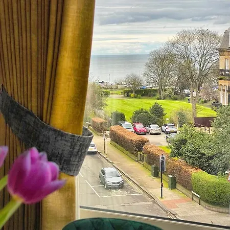 Beautiful Chic Apartment, Lift, Views & Parking