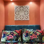 Beautiful Chic Apartment, Lift, Views & Parking * Scarborough