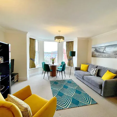 Beautiful Chic Apartment, Lift, Views & Parking