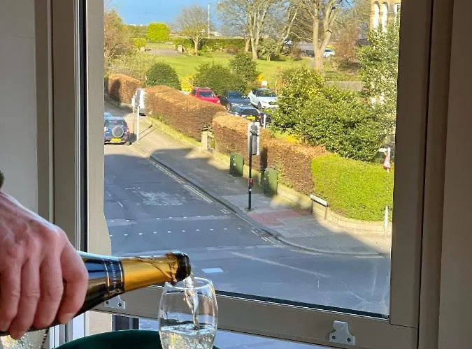 Beautiful Chic Apartment, Lift, Views & Parking Lägenhet