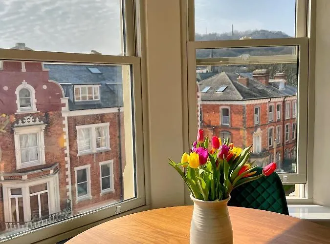 Beautiful Chic Apartment, Lift, Views & Parking Lägenhet *