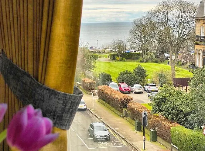 Beautiful Chic Apartment, Lift, Views & Parking