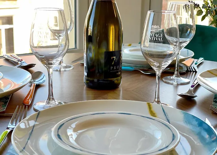 Beautiful Chic Apartment, Lift, Views & Parking Lägenhet