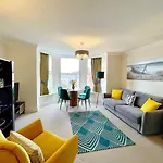 Beautiful Chic Apartment, Lift, Views & Parking