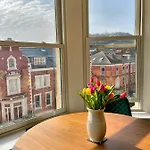Beautiful Chic Apartment, Lift, Views & Parking 公寓 *