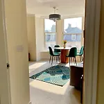 公寓 Beautiful Chic Apartment, Lift, Views & Parking