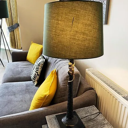 Beautiful Chic Apartment, Lift, Views & Parking דירה סקארבורו